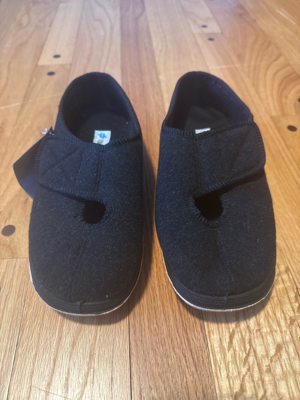 NEW FoamTreads Kendall Slippers Womens 8 Black Felt Adjustable Velcro NWT
